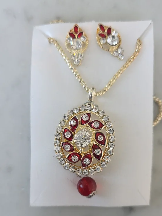 NWOT Gold-Tone Red and Clear Crystal Pendant Necklace And Earring Set - - Picture 2 of 2